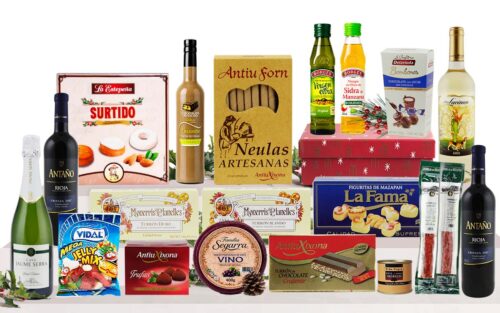 Lot nadalenc amb cava, vi blanc, vi negre, neules artesanes, torrons variats, galetes assortides, bombons, llaminadures, embotit i crema per untar, presentat com a regal de Nadal.