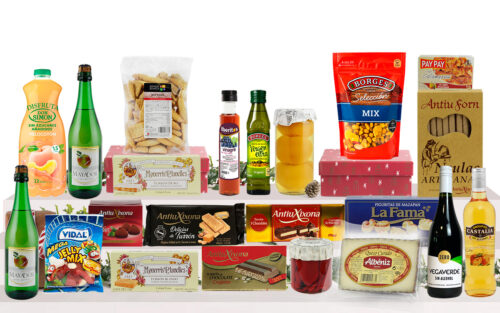 Lot de Nadal sense alcohol amb sidra, vi negre, schnapps de préssec, suc de préssec, oli d'oliva verge extra, formatge curat, aperitius, torrons artesans i caixa decorada.