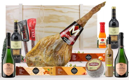 Lot gourmet espanyol amb pernil gran reserva, cava, vins, embotits ibèrics, formatge, torrons i licor, presentat en una caixa de fusta.