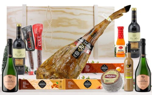 Lot gourmet amb pernil ibèric de cebo de Guijuelo, cava, vins, embotits ibèrics, formatge, torrons i licor, presentat en una caixa jamonera de fusta.