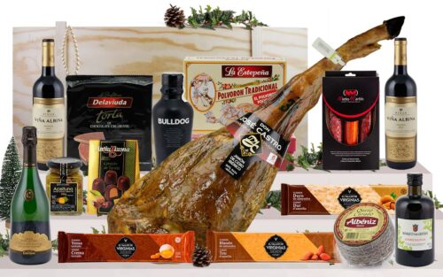 Lot gourmet amb pernil ibèric de cebo de Salamanca, cava, vi de Rioja, ginebra premium, oli d’oliva verge extra, ibèrics, formatge, torrons i dolços, presentat en una caixa jamonera de fusta.