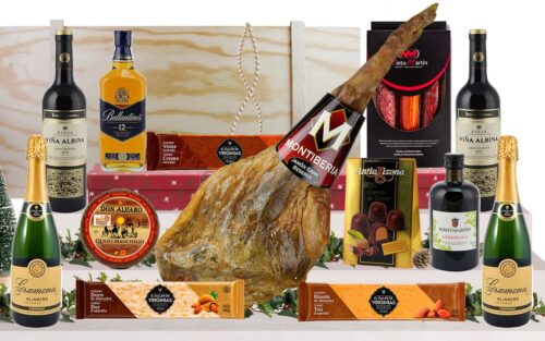 Lot gourmet amb pernil Bodega Gran Reserva de Cantimpalos, Corpinnat, vi de Rioja, whisky, oli d’oliva verge extra, ibèrics, formatge manxec, torrons i bombons, presentat en una caixa jamonera de fusta.
