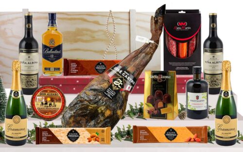 Lot gourmet amb paleta ibèrica de cebo de Salamanca, Corpinnat, vi de Rioja, whisky, oli d’oliva verge extra, ibèrics, formatge manxec, torrons i bombons, presentat en una caixa jamonera de fusta.