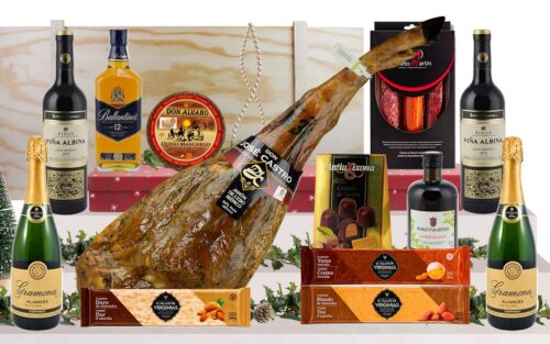 Lot gourmet amb pernil ibèric de cebo de Salamanca, Corpinnat, vi de Rioja, whisky, oli d’oliva verge extra, ibèrics, formatge manxec, torrons i bombons, presentat en una caixa jamonera de fusta.