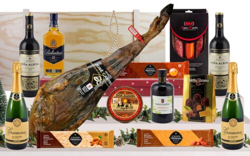 Lot gourmet amb paleta ibèrica de gla de Salamanca, Corpinnat, vi de Rioja, whisky, oli d’oliva verge extra, ibèrics, formatge manxec, torrons i bombons, presentat en una caixa jamonera de fusta.