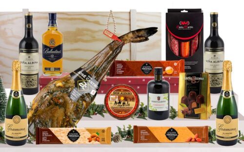 Lot gourmet amb pernil ibèric de gla de Salamanca, Corpinnat, vi de Rioja, whisky, oli d’oliva verge extra, ibèrics, formatge manxec, torrons i bombons, presentat en una caixa jamonera de fusta.