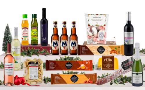 Lot gurmet de Nadal amb cava, vins del Penedès, vi rosat, garnatxa de l'Empordà, cerveses, oli d'oliva verge extra, formatge, fuet, torrons artesans i caixa decorada.