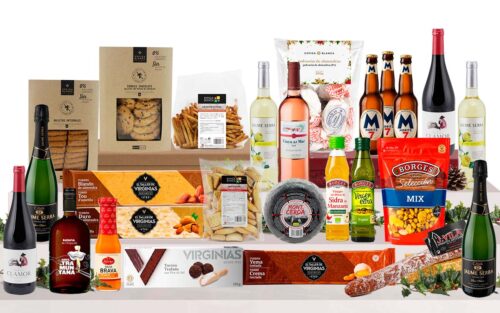 Lot gurmet de Nadal amb cava, vins catalans, ratafia de l'Empordà, cerveses, oli d'oliva verge extra, formatge dels Pirineus, fuet, fruits secs, torrons artesans i caixa decorada amb nansa.