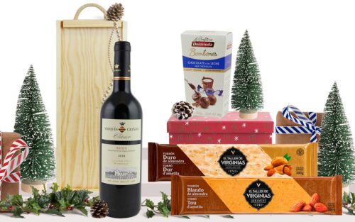 Lot gourmet amb vi negre Marqués de Griñón Clásico, torró tou i torró dur d’ametlles, bombons de xocolata amb llet, presentat en una caixa de fusta amb nansa.