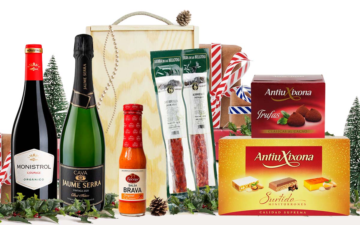 Lot gourmet amb vi negre de Catalunya Monistrol Coupage Orgànic, cava Jaume Serra Vintage Brut Nature, embotits ibèrics, salsa brava, mini torrons i tòfones de xocolata, presentat en una caixa de fusta amb nansa.