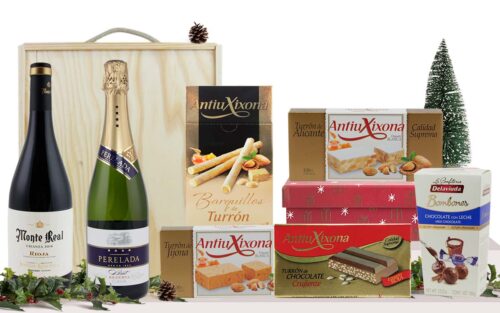 Lot gourmet amb cava Castillo Perelada Brut Reserva, vi negre Rioja Monte Real Criança, torrons de Xixona i Alacant, xocolata cruixent, neules farcides de torró i bombons, presentat en una caixa de fusta amb nansa.