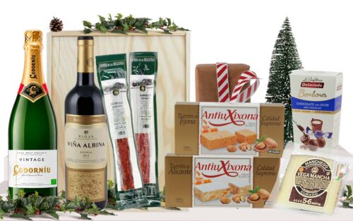 Lot gourmet amb cava Codorníu Cuvée Original Eco Brut Nature, vi negre Rioja Viña Albina Reserva, embotits ibèrics, formatge manxec curat, torrons i bombons, presentat en una caixa de fusta amb nansa.