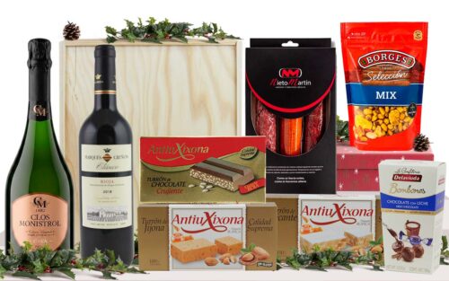 Lot gourmet amb cava Clos Monistrol Vintage Brut Nature, vi negre Marqués de Griñón Clásico, assortiment d’ibèrics, torrons, fruits secs i bombons, presentat en una caixa de fusta amb nansa.
