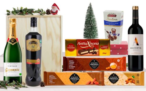 Lot gourmet amb cava Codorníu Vintage Brut Eco, vi negre Rioja Alcorta Reserva, vermut Artesano Selección Vidal, torrons d’ametlles, torró praliné de tres xocolates i bombons, presentat en una caixa de fusta amb nansa.