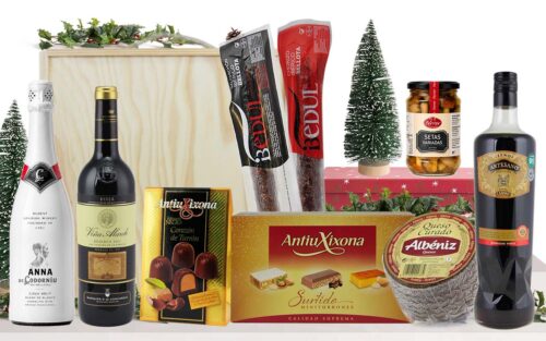 Lot gourmet amb cava Anna de Codorníu Blanc de Blancs, vi negre Rioja Berberana Viña Alarde Reserva, vermut artesanal, mini torrons, bombó de torró, formatge curat, bolets i embotits ibèrics, presentat en una caixa de fusta amb nansa.