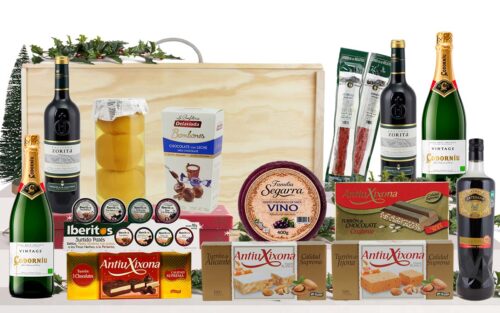 Lot gourmet amb cava Codorníu Vintage Brut Eco, vi negre d’Arribes del Duero, vermut artesanal, torrons, préssec en almívar, formatge, embotits ibèrics, patés i bombons, presentat en una caixa de fusta amb nansa