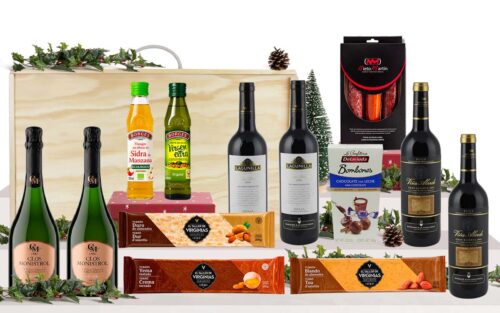 Lot gourmet amb cava Clos Monistrol Vintage Brut Nature, vins negres de Rioja Gran Reserva, torrons, bombons, embotits ibèrics, oli d’oliva verge extra i vinagre ecològic de sidra, presentat en una caixa de fusta amb nansa.
