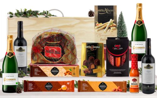 Lot gourmet amb cava Codorníu Vintage Brut Eco, vi negre Rioja Lagunilla Reserva, mitja paleta Matanza desossada de Cantimpalos, embotits ibèrics, salsa brava, torrons, neules farcides i bombons, presentat en una caixa de fusta amb nansa.
