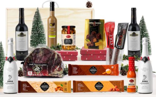 Lot gourmet amb cava Anna de Codorníu Blanc de Blancs, vi negre Rioja Lagunilla Reserva, licor de xocolata i pistatxo, mitja paleta ibèrica de cebo desossada, embotits ibèrics, formatge, bolets, salsa brava, torrons i bombons, presentat en una caixa de fusta amb nansa.
